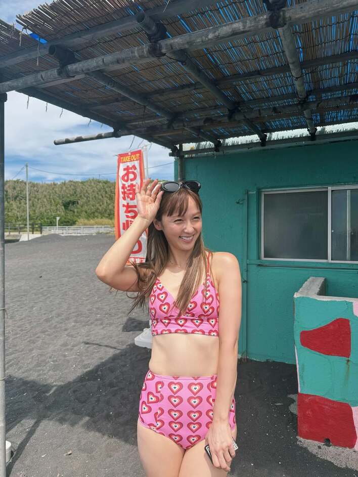 腹筋健在ですごい」Dream Ami ビキニ姿で美スタイルを披露！海の家で