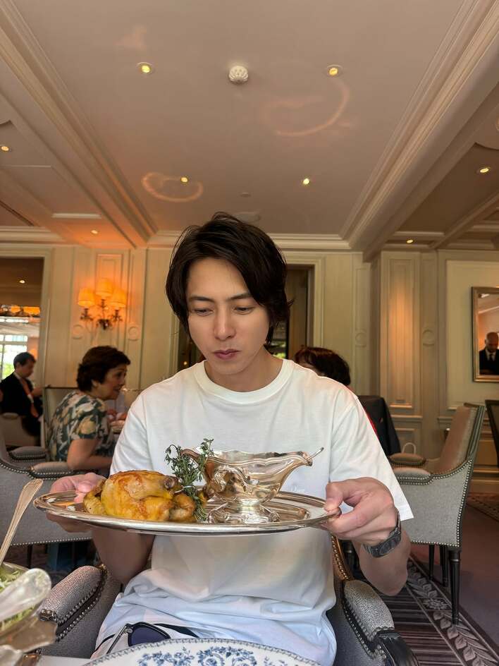 学生役いけちゃう」山下智久 パリを満喫する白シャツ×ネクタイ姿に反響