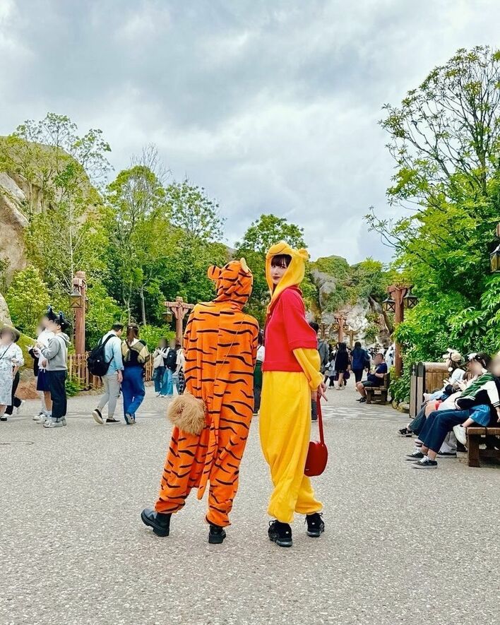スタイルのいいプーさん」鈴木えみ 娘たちとハロウィンディズニーへ