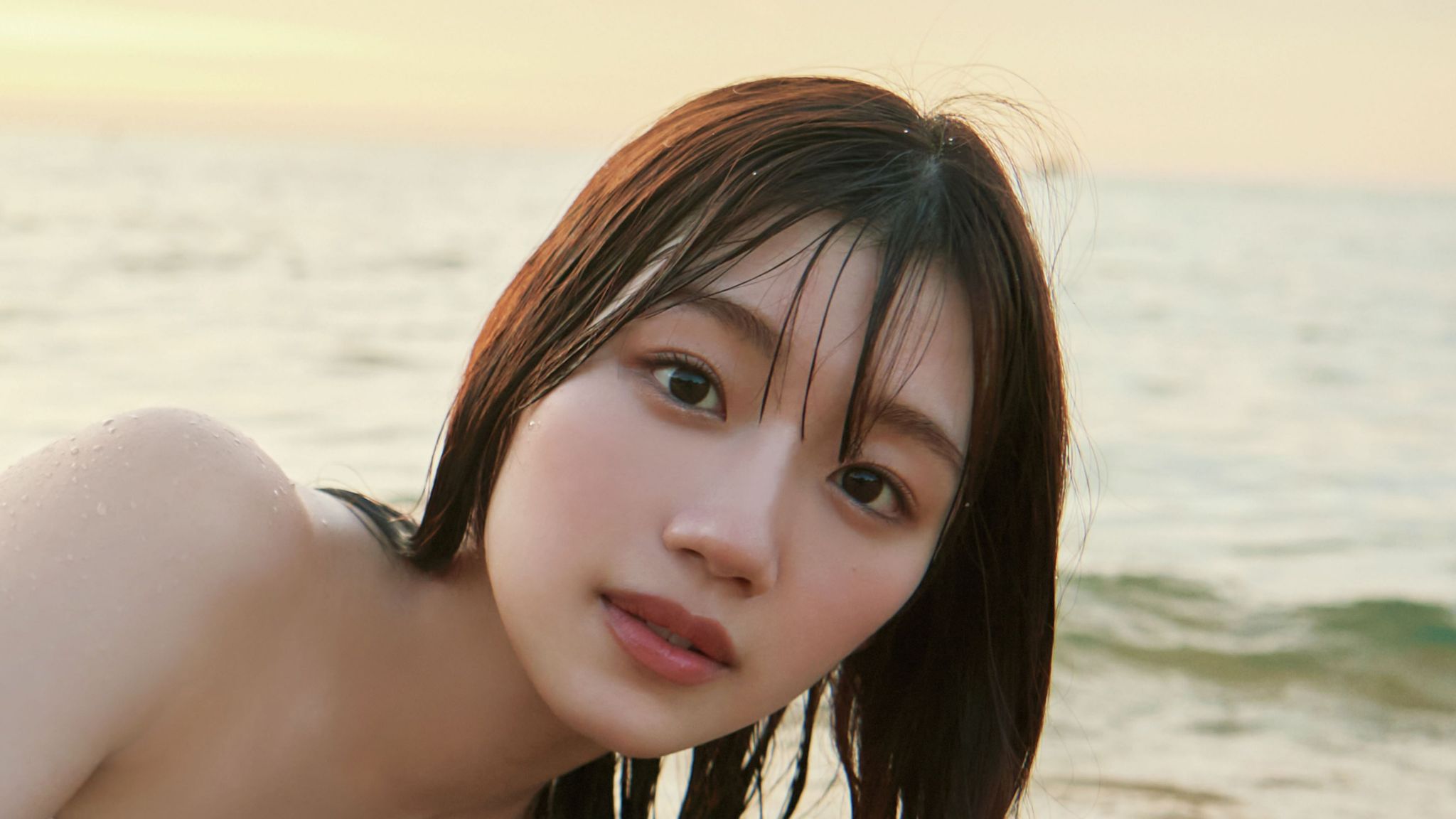 特別な1枚」白いドレスで夕暮れの海で横たわる大人っぽさ