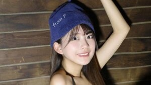 “2ヵ月で－11キロ”が話題のアイドル おなか引き締まった黒ビキニ姿でサウナ満喫！佐藤かれん 美脚際立つポーズの数々に「スタイル良い！」「魅惑的♡」と反響