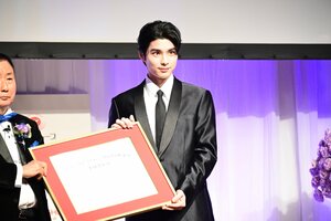 本田響矢 “美肌”際立つ艶黒スーツ姿を披露！お肌のきれいさ褒められ「ありがとうございます！」とはにかむ場面も ベストドレッサー賞受賞