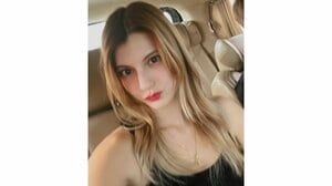 マギー 美脚際立つミニ丈コーデを披露！“彼女感”あふれるクリスマスショットに「魅力的♡」「最高です」とファン歓喜