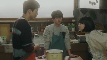 勘違いした一条（近藤頌利）は、小町（片山友希）の告白を受け入れ付き合うことに！？