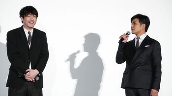 坂口健太郎 北村一輝＆吉瀬美智子からの“公開ほめ合戦”にタジタジ