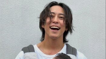 佐野岳 “髪の毛フサフサ”な0歳長男抱いたショット披露！「楽しすぎるだろ」大興奮な“父性愛”あふれる姿に「良い顔」「ハッピーな気持ちになる」