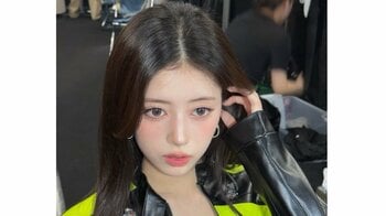 NiziU・RIMA ショーパン×ブーツの美スタイル際立つ“お人形級ビジュアル”公開！圧倒的オーラなライブオフショットに「バチイケすぎ」「優勝」
