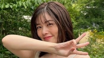 「透明感すご」小芝風花 ノースリーブ姿でのオフ感あふれるショット公開！手をクロスさせたおちゃめポーズに注目「素の笑顔がまぶしい」