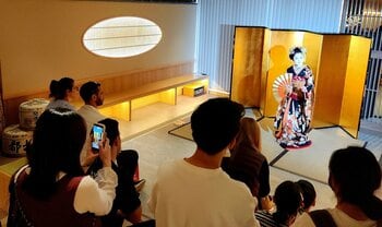 舞妓さんがホテルに！？京都で「泊まるだけじゃない」特別な体験を提供！スーパーホテル京都・四条河原町店にて舞妓演舞イベント開催宿泊者限定で鑑賞＆記念撮影を実施