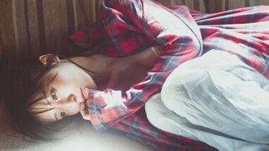 先行カット解禁】長濱ねる「起き抜けすっぴんフェイス」でアンニュイな