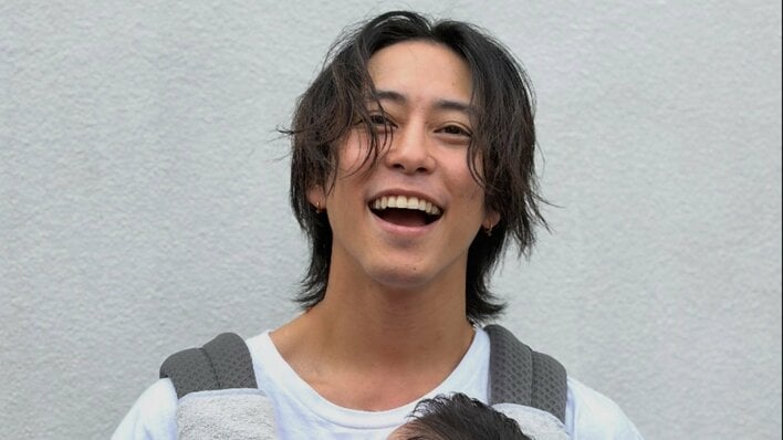 佐野岳 “髪の毛フサフサ”な0歳長男抱いたショット披露！「楽しすぎるだろ」大興奮な“父性愛”あふれる姿に「良い顔」「ハッピーな気持ちになる」
