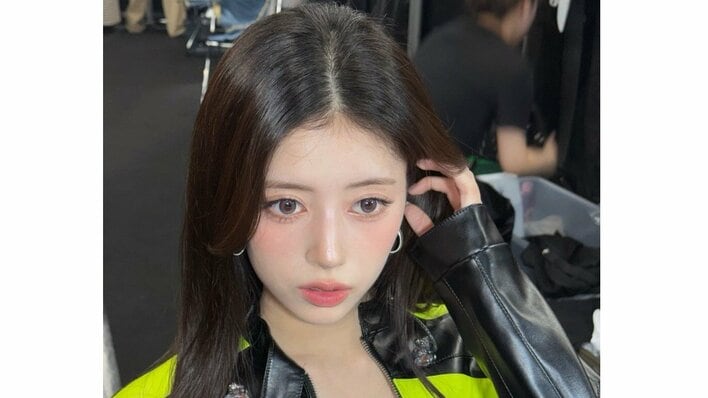 NiziU・RIMA ショーパン×ブーツの美スタイル際立つ“お人形級ビジュアル”公開！圧倒的オーラなライブオフショットに「バチイケすぎ」「優勝」