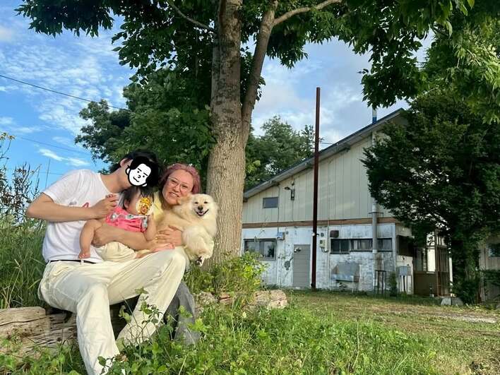 【写真6枚】バービーの仲良し夫・娘・愛犬と撮影した家族4ショットを見る