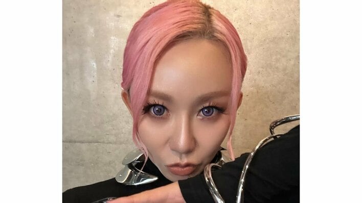 第2子妊娠中・倖田來未 ゆったりマタニティコーデ披露！鮮やかなピンク髪をメンテナンスするオフ感あふれるショットに「似合ってる」「おしゃれ」