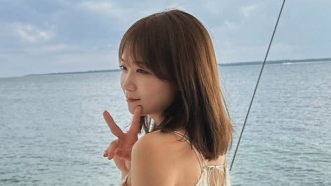 秋元真夏 素肌チラリの美背中&美脚際立つワンピース姿を披露！フォト