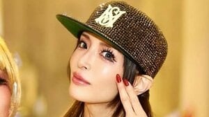 「神コラボ！」浜崎あゆみ “顔面2等身のあゆ”とのツーショット公開！？楽曲衣装に身を包んだお笑いタレントにハグする姿に「二度見しちゃいました笑」