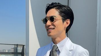 錦戸亮“サングラス×白衣”ショット公開！そのままスタッフを手伝う動画も公開され「ステキ！」の声『Re:リベンジ』
