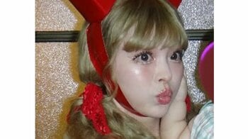 “ベビーぱみゅぱみゅ”と親子2ショット披露！ママ1年目のきゃりーぱみゅぱみゅ ド派手衣装のまま「かわいいママだね！」