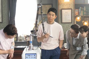 享（仲野太賀）と啓三（生瀬勝久）が聖まごころ病院で美容クリニックを開業！？さらに予約殺到の人気！？『新宿野戦病院』第3話予告