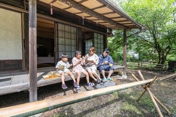 【愛知県尾張地方初！？】BBQの締めは本物の竹で流しそうめん。合掌造りを背景に、親子で“昔ながらの夏休み”を体験できる夏限定コンテンツが瀬戸市に登場。