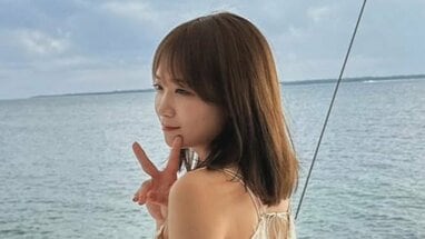 秋元真夏 素肌チラリの美背中&美脚際立つワンピース姿を披露！フォト
