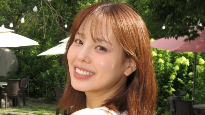 NiziU・MAKO “変装なし”のディズニー満喫ショットに「気づかれないの！？」久々にミッキーとハグする姿に「宇宙一の笑顔」と反響