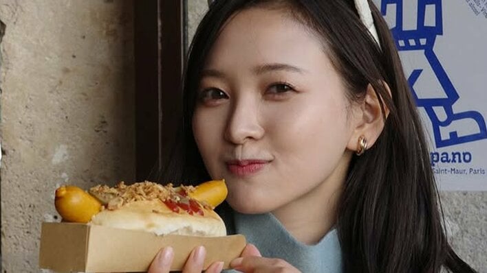 「パリの街が似合う」兒玉遥 オシャレなミニ丈白ワンピ姿で蚤の市を満喫！ゲットした「赤の食器」に福岡郷土料理をチョイス