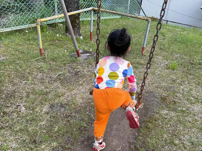 【画像】「後ろ姿がママ」丸山桂里奈 3歳長女が庭に水やるお手伝いショットを見る