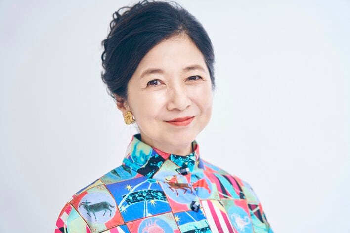 【写真】華やかなワンピース姿で笑顔を見せる宮崎美子の写真を見る