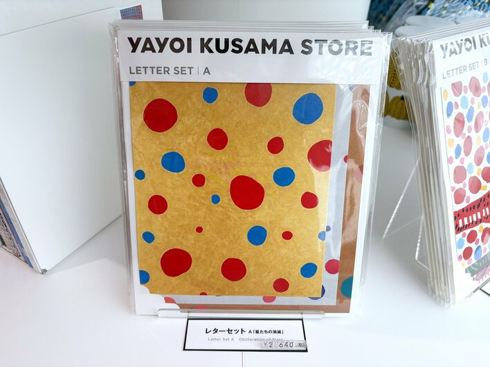 外国人観光客に大人気！草間彌生オリジナル商品が世界一の品ぞろえ