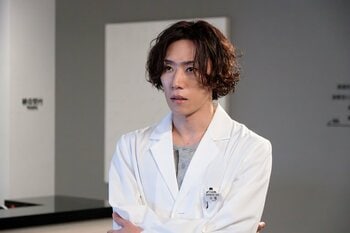 早乙女太一が中田（向井理）と同期のドクターとして登場「（2人の）関係性が短いシーンの中でもしっかり出せるように演じました」『ヤンドク！』第10話