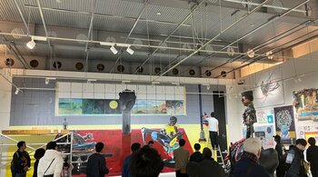 金津創作の森美術館「長坂真護展 Still A BLACK STAR supported byセーレン」１万人達成記念セレモニー開催