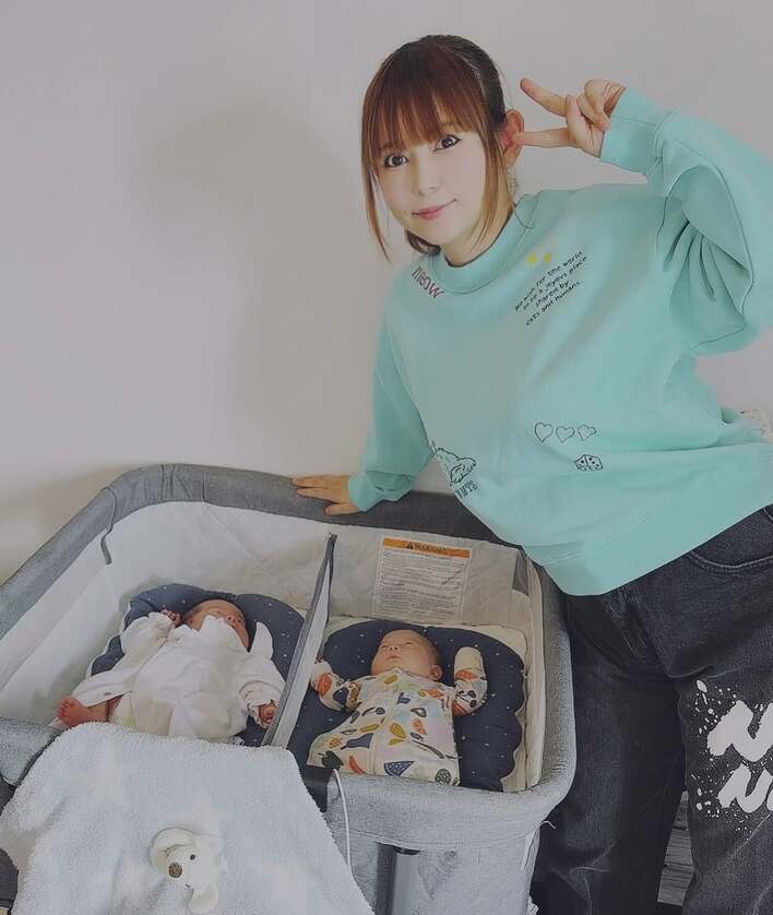 【画像】「双子に着せる夢が…」中川翔子が我が子に買った“世界的スター”のなりきりスーツでシュールになってしまった写真を見る