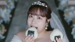 夫がチラリ！結婚を電撃発表の餅田コシヒカリ らしさ全開なウェディングフォト公開 指輪キラリ和装姿に「可愛すぎ」と祝福の嵐