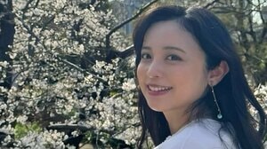 第1子妊娠中・久慈暁子 ふっくらお腹でエレガントなマタニティコーデ披露！桜をバックに華やかな雰囲気あふれる姿を公開