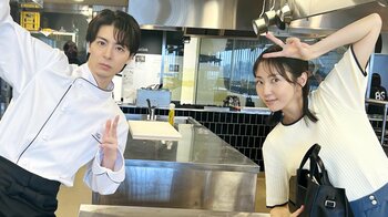 「なんのポーズ？」「真宙君の右手…」木南晴夏＆高杉真宙の“再会”オフショットにツッコミ続出『今夜、秘密のキッチンで』