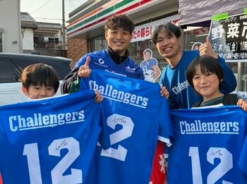 アメフト選手やチアがセブンイレブン新店舗オープンを盛り上げる