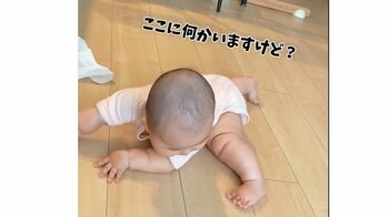 自分の足を追いかけ回す赤ちゃんが「可愛すぎてずっと見てられる」と話題！左足の存在に初めて気づいた瞬間！？【激かわキッズ奇跡の瞬間 年末スペシャル】