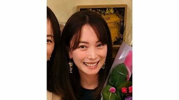 蛯原友里 双子妹・英里との47歳誕生日ショット公開！家族に囲まれ幸せあふれる笑顔を浮かべた姿に「変わらず素敵！」