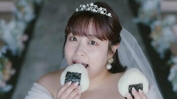 夫がチラリ！結婚を電撃発表の餅田コシヒカリ らしさ全開なウェディングフォト公開 指輪キラリ和装姿に「可愛すぎ」と祝福の嵐