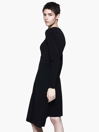 【ジョルジオ アルマーニ】伊勢丹新宿店ウィメンズ リフレッシュオープンを記念してタイムレスなエレガンスを纏うブラックドレスを先行発売