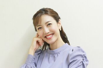 小澤陽子アナ フェミニン衣装＆アイス使用の撮影で「“ピンクな部分”が出せたのかな」