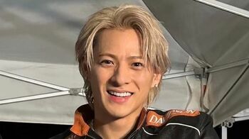 平野紫耀  オフショルで胸元をあらわに！？セクシーなムキムキ姿披露「世に放って大丈夫そう！？」とファンも驚き　