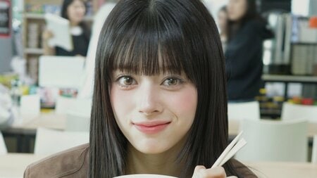 NiziU・RIMA “ふぅふぅ”ショットにキュン！“AI超え”のビジュアルでカップラーメンに夢中な姿に「純然たる美しさ」「親近感湧くなあ」