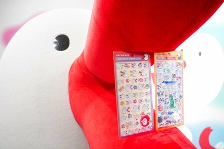 累計2600万枚超の社会現象「ボンボンドロップシール」にハチエモンバージョンが誕生＆全貌を公開！『ちゃちゃ入れマンデー』