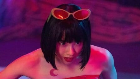 桜井日奈子『SAKAMOTO DAYS』バッキバキ美腹筋際立つオフショット披露！「誰かわからなかった！」「背中にも線が入ってる」美背中にも注目