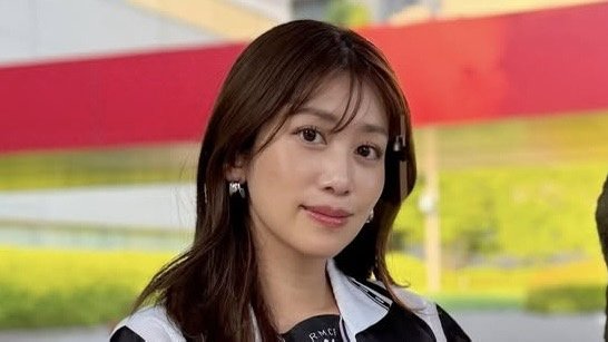 「スゲェ初めて見た」中川安奈 90年代のレアなサッカーユニフォームを披露！ワールドカップで目立ちそうなコーデに「着こなし最高」