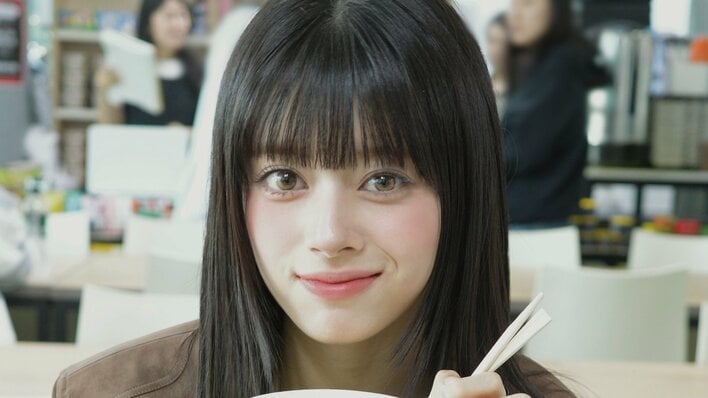 NiziU・RIMA “ふぅふぅ”ショットにキュン！“AI超え”のビジュアルでカップラーメンに夢中な姿に「純然たる美しさ」「親近感湧くなあ」