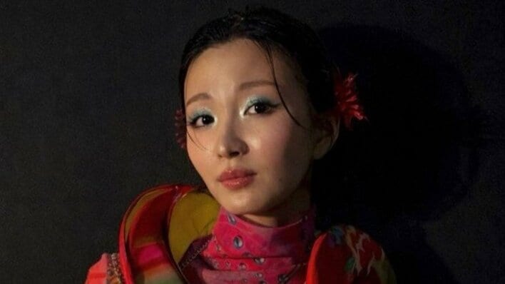 【画像4枚】「さすがなんでも似合う」岡崎紗絵 ド派手衣装で美脚全開！ステージ裏でニッコリ笑顔などTGCオフショットを見る