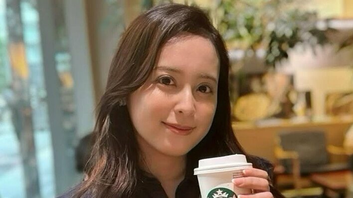 「クジパンに似てる！」久慈暁子 生後2ヵ月娘の“お顔チラリ”！“ぷにっ”とほっぺや小さな足が写ったお出かけショット公開で「可愛い！」